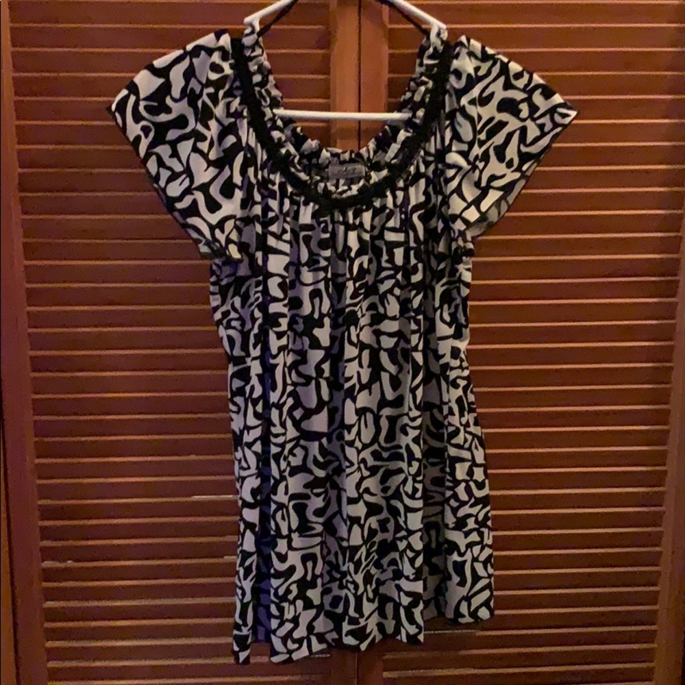 Cute black and white top EUC sz medium lace trim